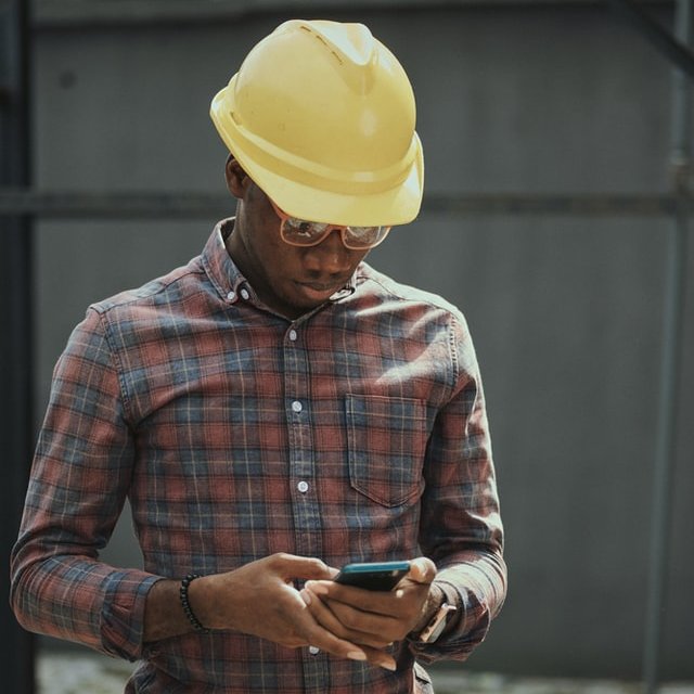Homme avec casque de chantier jaune